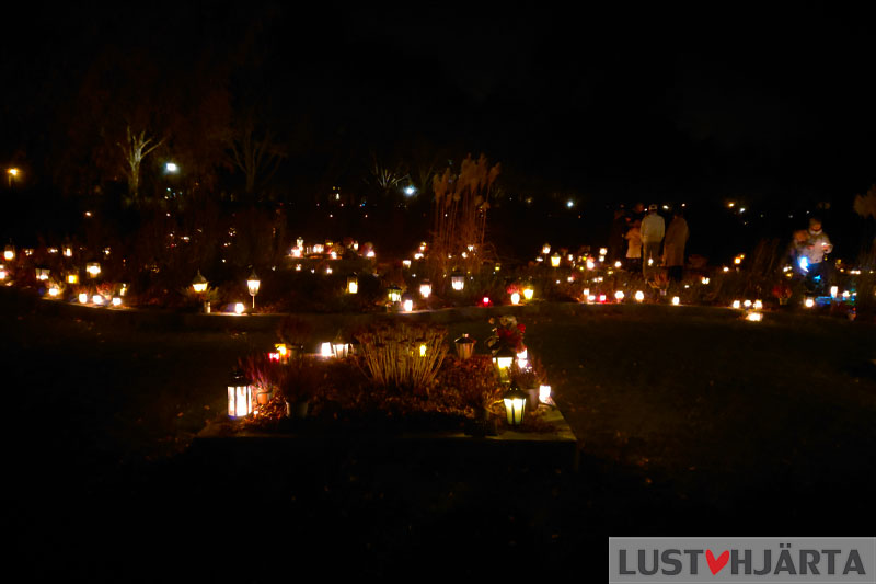 Ljus på kyrkogården Alla hjärtans dag på kvällen